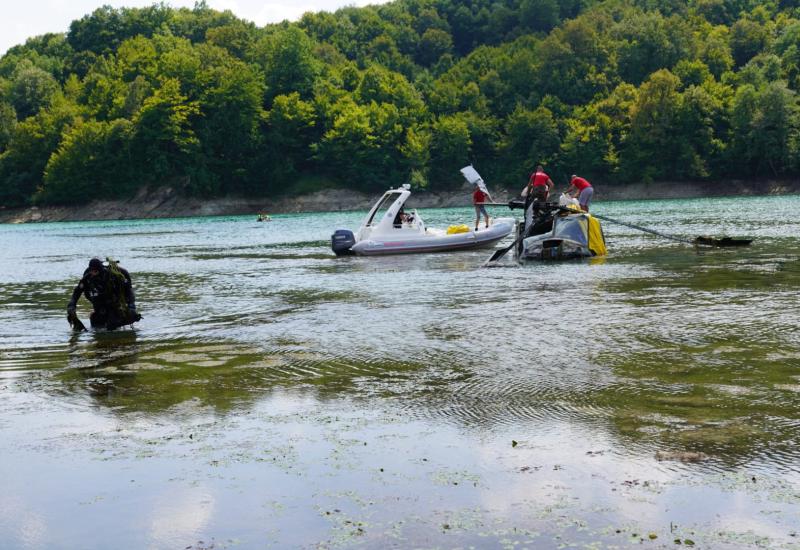 FOTO | Izvučen helikopter OSBiH iz Jablaničkog jezera